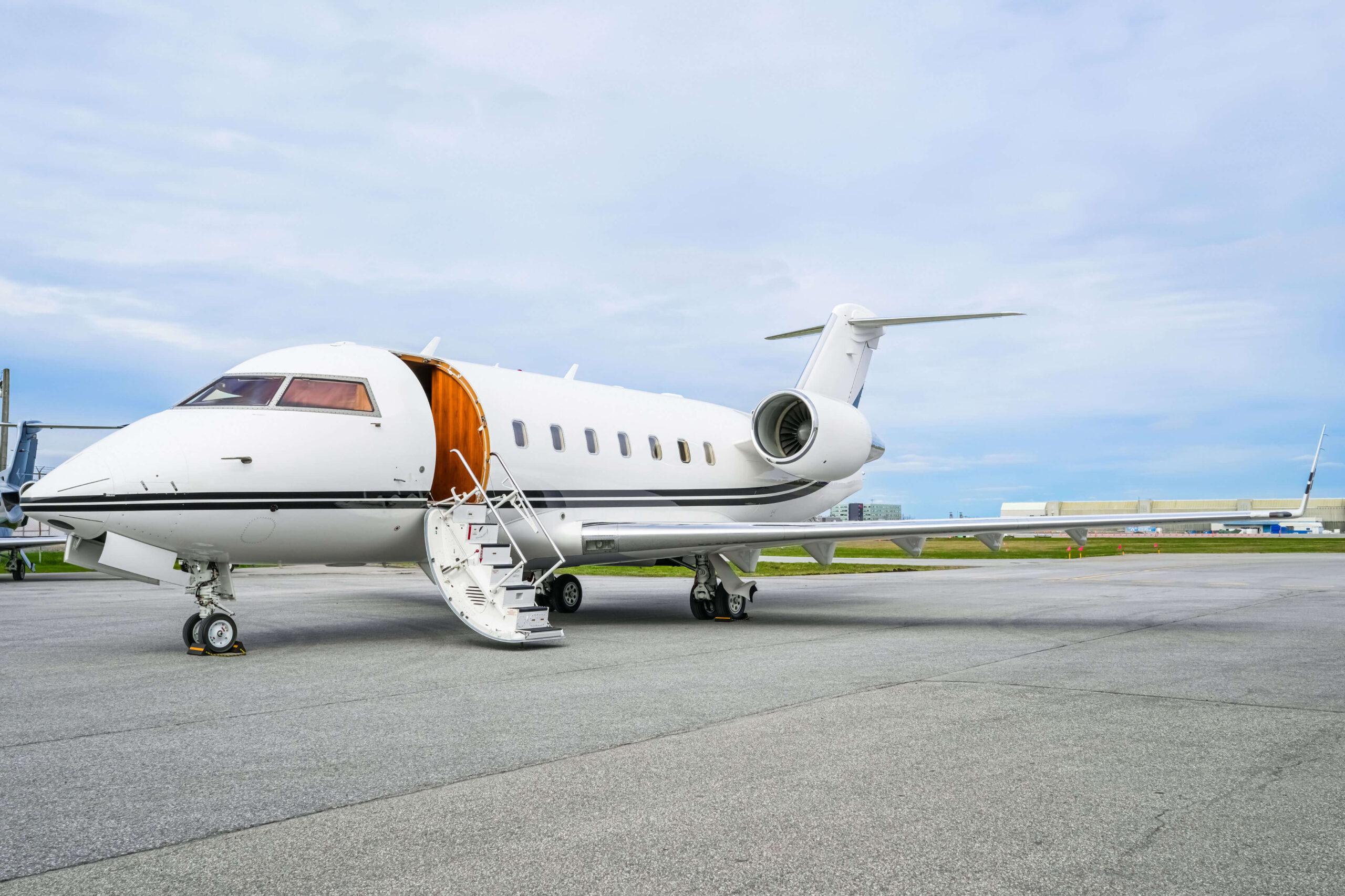 Challenger 604 Charter Exterior