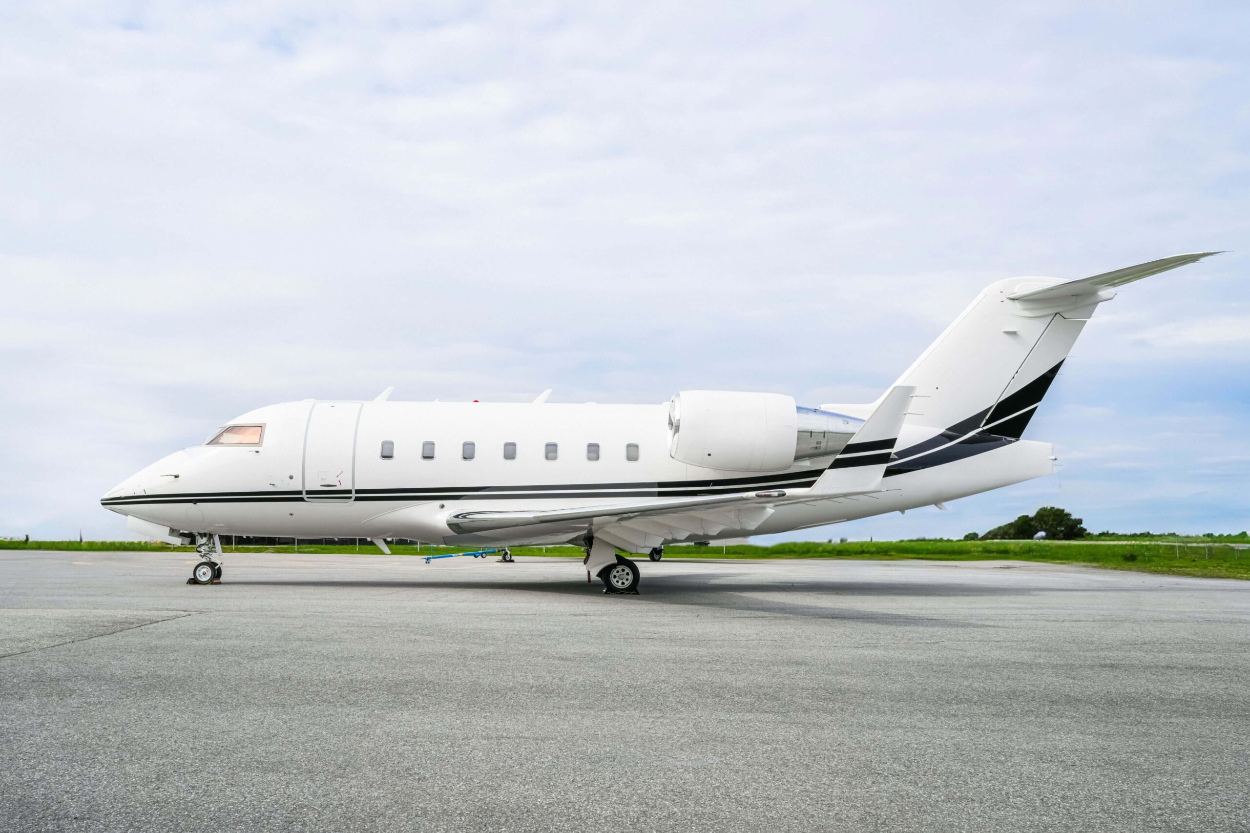 Challenger 604 Exterior - White Private Jet