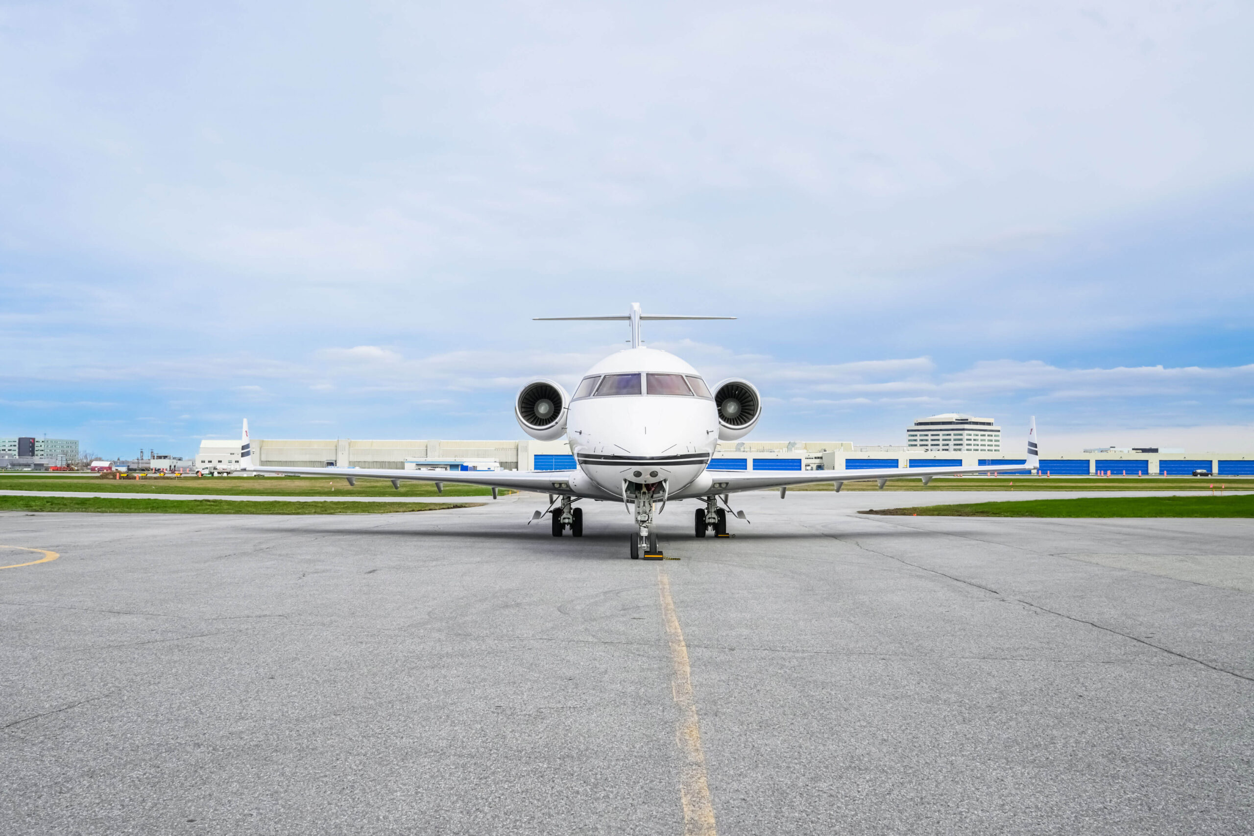 Bombardier Challenger Exterior Front