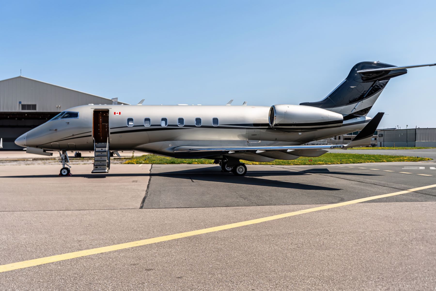 Challenger 300 - Exterior Side