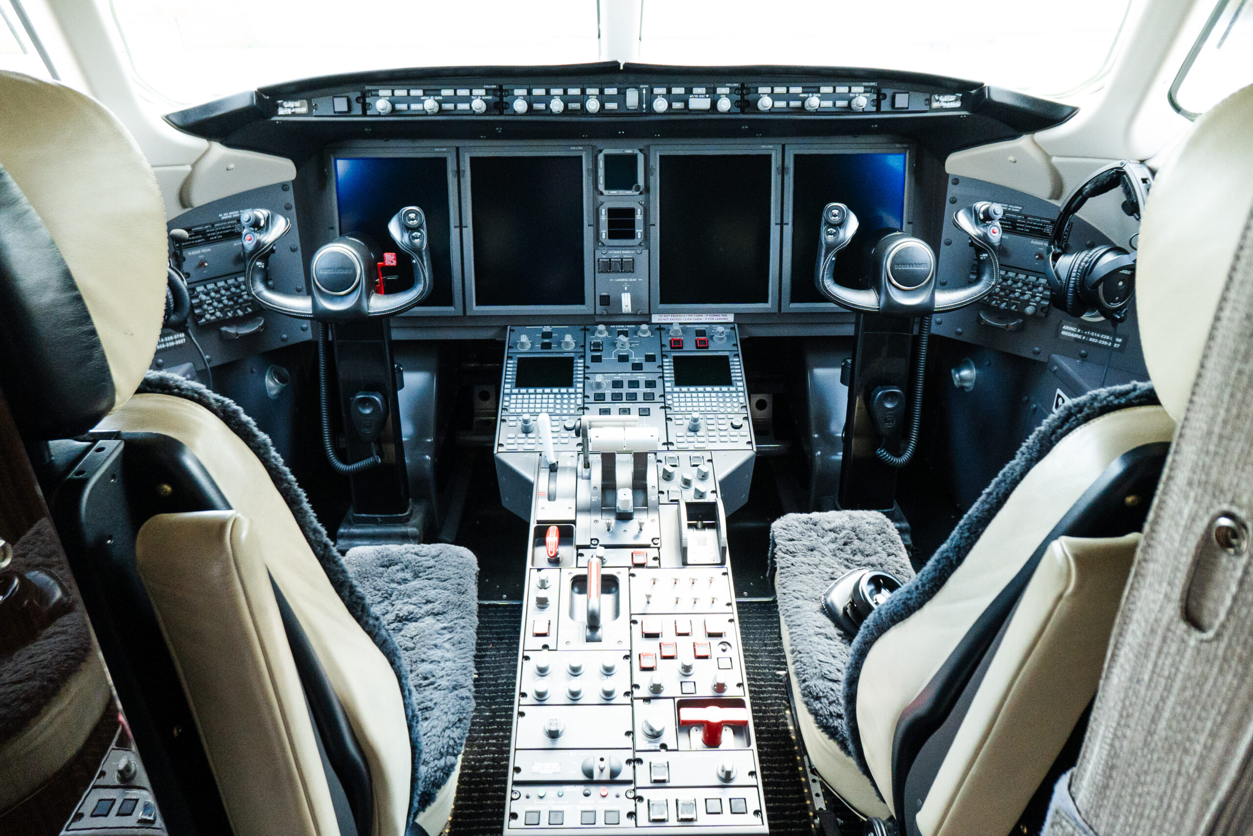 Challenger 350 Cockpit