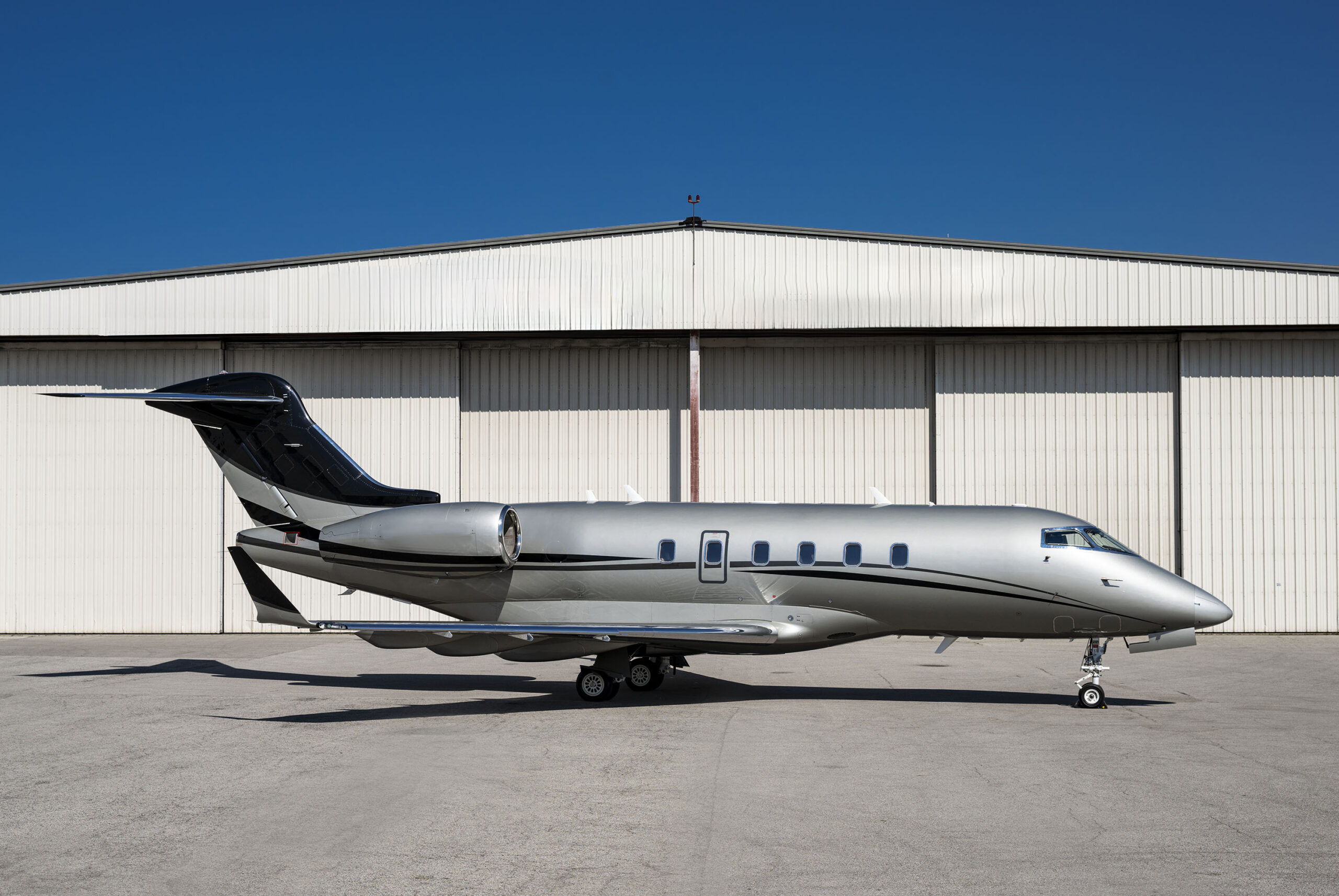 Challenger 300 Exterior